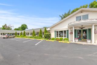 Glass House Inn Erie Near I-90 & I-79 - Erie - 3