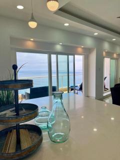 Beachfront 4 BR Penthouse - Pool Steps to Beach & Mins to Downtown - 1