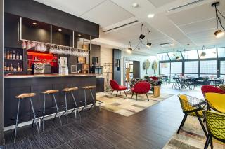B&B HOTEL Saint-Quentin-en-Yvelines Centre Gare 4 étoiles - Montigny-le-Bretonneux - 1