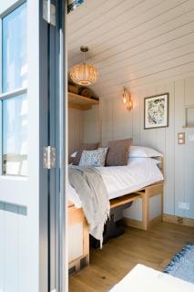 Boutique Cornish Shepherd's Hut with Hot Tub - 8