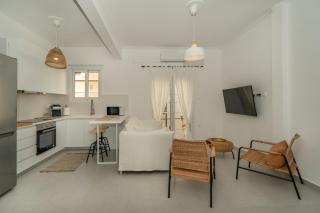 Sunny And Cozy 2bd Apt 1 min from Marina Floisvos - Atene - 6