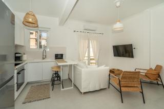 Sunny And Cozy 2bd Apt 1 min from Marina Floisvos - Atene - 5