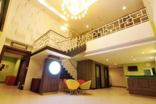 Pose In Hotel Solo - Solo - 9