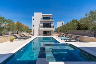 NEW! Villa Lady Maris with heated private pool, 5 en-suite bedrooms, 70m from beach - Slatine - 0