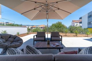 Villa Lady Maris with heated private pool, 5 en-suite bedrooms, 70m from beach - 3