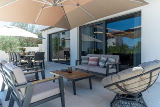 NEW! Villa Lady Maris with heated private pool, 5 en-suite bedrooms, 70m from beach - Slatine - 2