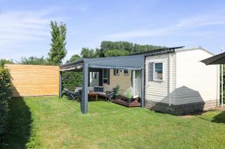 Chalet met overkapping op camping aan het Veerse Meer - 0
