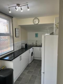 Comfortable King Bed - Location - Contractors - Family - Parking - Bedford - 4