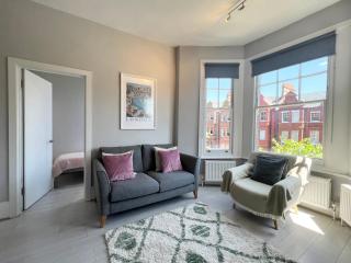 2 Bedroom Apartment in South Hampstead - London - 9