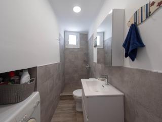 Up the stairs renovated apartment with sea view - Poros - 5