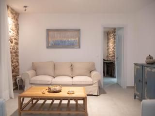 Up the stairs renovated apartment with sea view - Poros - 9