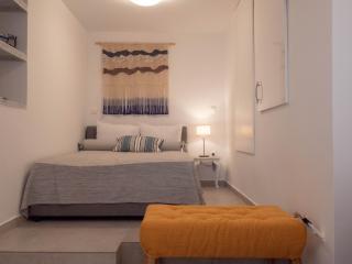 Up the stairs renovated apartment with sea view - Poros - 6