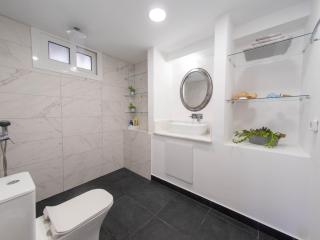 Up the stairs renovated apartment with sea view - Poros - 8