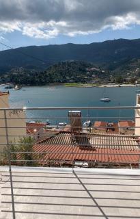 Up the stairs renovated apartment with sea view - Poros - 4