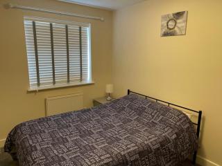 Double bedroom in a residential home with parking - Wootton - 0