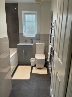 Double bedroom in a residential home with parking - Wootton - 9