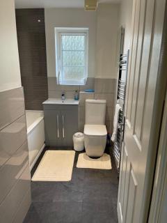 Double bedroom in a residential home with parking - Wootton - 1
