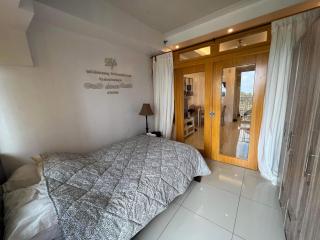 Ron's Condo Overlooking the Lake - Tagaytay - 1
