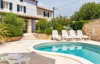 Amazing Home In Liznjan With Kitchen - Ližnjan - 3