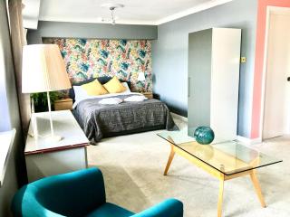 Family Room - Spacious place with full kitchen - 9