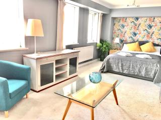 Family Room - Spacious place with full kitchen - 0