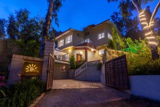 StayVista's Chimney Cottage with Sprawling Lawns, Picturesque Views, Plunge Pool, Jacuzzi, and Home Theatre - Panchgani - 4