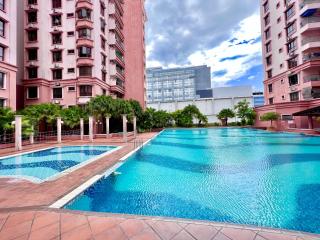 PENTHOUSE MARINA COURT VACATION HOME 4 BEDROOMS KOTA KINABALU 14pax - Kota Kinabalu - 9