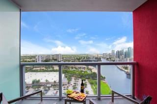 Upper studio with Balcony,Pool and Gym, Near Beach - Hallandale Beach - 0
