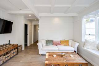 Kuku Villa - Te Awanga Holiday Home - 6