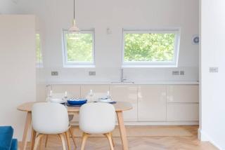 Stunning Two Bed Apartment RH8 - 1