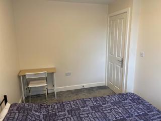 Double bedroom in a residential home with parking - Wootton - 5