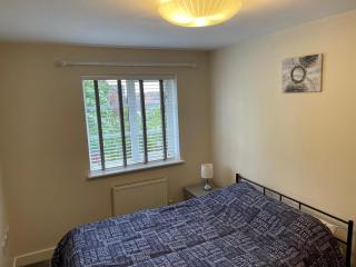 Double bedroom in a residential home with parking - Wootton - 4