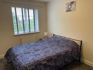 Double bedroom in a residential home with parking - Wootton - 2