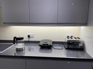 Double bedroom in a residential home with parking - Wootton - 1