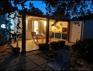 Cottage a 1km dal centro storico, 500 m dal mare,veranda attrezzata,barbecue,doccia interna ed esterna,giardino - 1