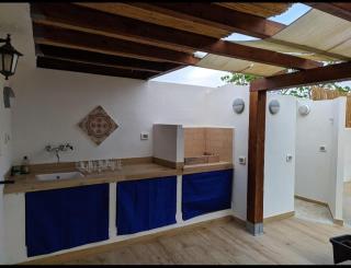 Cottage a 1km dal centro storico, 500 m dal mare,veranda attrezzata,barbecue,doccia interna ed esterna,giardino - Carloforte - 4