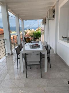 Up the stairs renovated apartment with sea view - Poros - 3