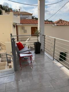 Up the stairs renovated apartment with sea view - Poros - 2
