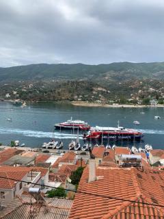 Up the stairs renovated apartment with sea view - Poros - 1