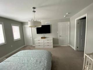 Cozy 3 bedroom home perfect for small gatherings - Barrie - 8