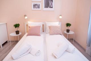 Central and large AC home away from home - Budapest - 4