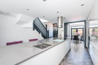 73 East Parade, Cherry Tree Apt Modern 3-bed Duplex Apt in York with 75 inch TV I Pass The Keys - 8