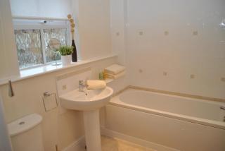 Garfield Place Cosy 2-Bedroom Cottage Central Windsor with Parking - Windsor - 1