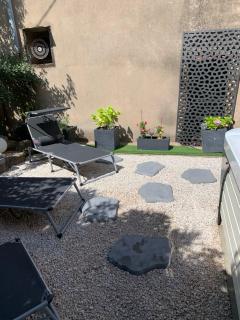 Les dahlias appartement 4 personnes Jacuzzi Barbecue Jardin arboré Climatisé - Agde - 4