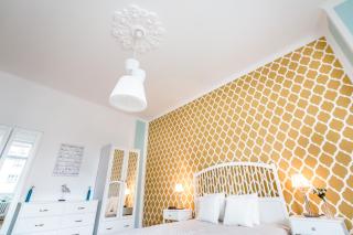 Golden Esthetic with Red Sofa Apartment - Budapeste - 8