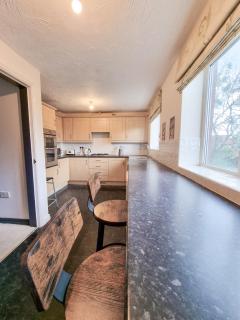 City House in Nice Area - Smart TV's, 900mb Wifi - 3