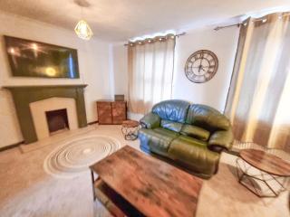 City House in Nice Area - Smart TV's, 900mb Wifi - 9