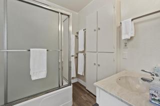 Sandy Feet Retreat -- Lakefront Retreat With Sand Volleyball Court! - Clearlake Oaks - 2