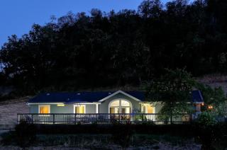 Calistoga Vineyard Getaway Wine Tastings Included - 6