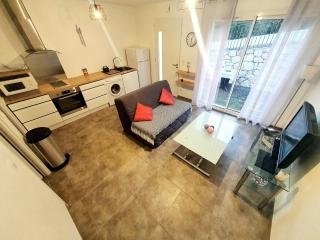 F2 neuf calme climatisé wifi parking - 1,5 km mer - 9